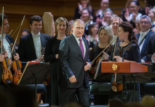 Tổng thống Nga Vladimir Putin tại buổi hòa nhạc của dàn nhạc giao hưởng Nhà hát Mariinsky - Sputnik Việt Nam