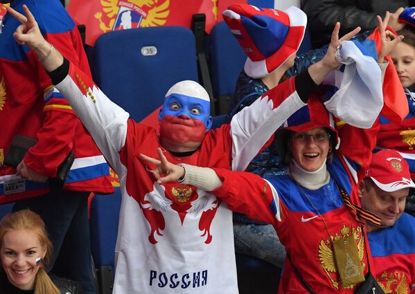 Người hâm mộ của đội tuyển Nga trong trận đấu vòng bảng giữa Nga và Thụy Sĩ, Giải vô địch Hockey thế giới - Sputnik Việt Nam