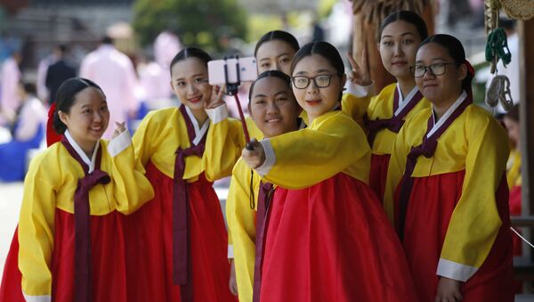 Các cô gái trong trang phục truyền thống Hàn Quốc chụp ảnh selfie, Seoul - Sputnik Việt Nam