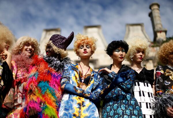 Các người mẫu trình diễn thời trang trong Tuần lễ thời trang Úc, Sydney - Sputnik Việt Nam