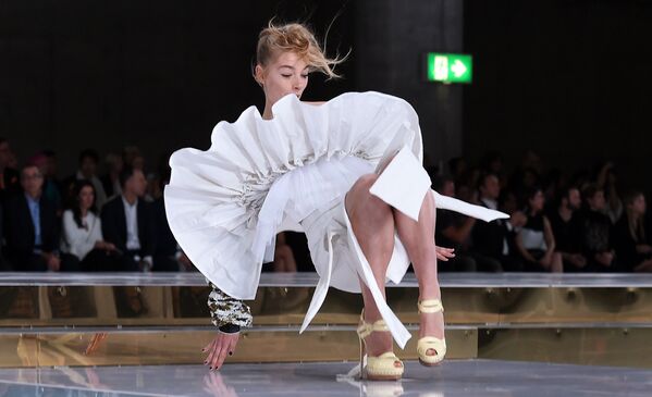 Người mẫu bị trượt chân trong buổi trình diễn Tuần lễ thời trang Úc - Sputnik Việt Nam