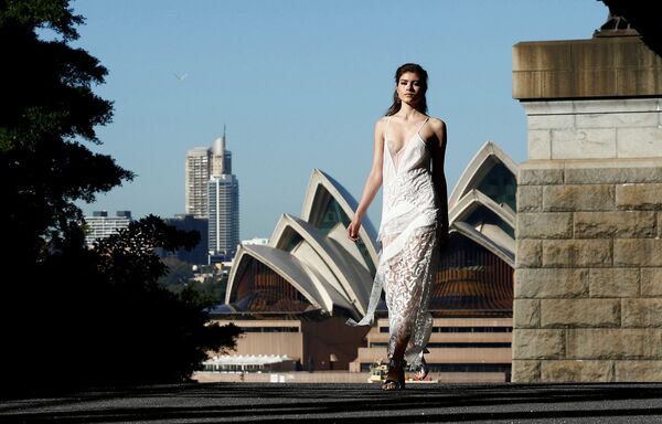 Người mẫu trên nền Nhà hát Opera Sydney vào tuần lễ thời trang Úc - Sputnik Việt Nam
