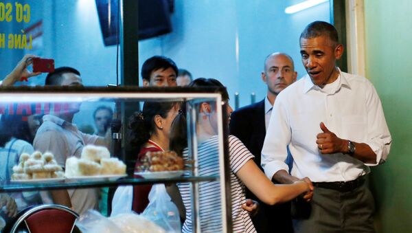 Tổng thống Mỹ Barack Obama sau bữa trưa tại một nhà hàng ở Hà Nội - Sputnik Việt Nam