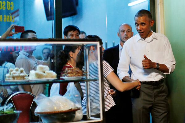 Tổng thống Mỹ Barack Obama sau bữa trưa tại một nhà hàng ở Hà Nội - Sputnik Việt Nam