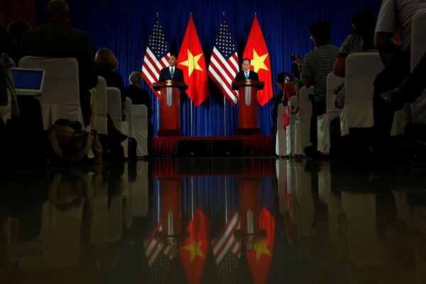Tổng thống Hoa Kỳ Barack Obama và Chủ tịch Việt Nam Trần Đại Quang tại cuộc họp báo ở Hà Nội - Sputnik Việt Nam