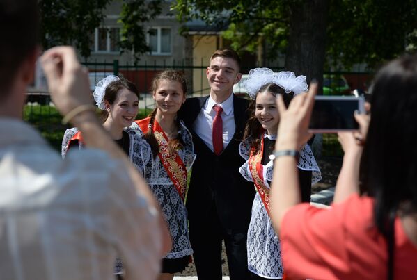 Học sinh Novosibirsk trong ngày hội “Tiếng chuông cuối cùng” - Sputnik Việt Nam