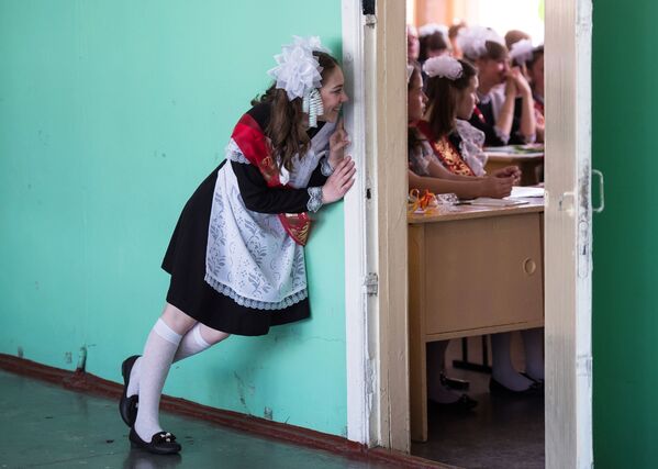 Học sinh thành phố Tara tỉnh Omsk trong ngày hội “Tiếng chuông cuối cùng” - Sputnik Việt Nam