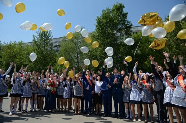 Học sinh Novosibirsk trong ngày hội “Tiếng chuông cuối cùng” - Sputnik Việt Nam
