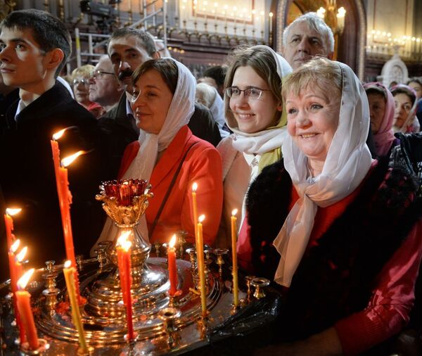 Các tín hữu trong lễ phụng vụ Phục Sinh tại Nhà thờ Chúa Kitô Cứu Thế  ở Moskva - Sputnik Việt Nam