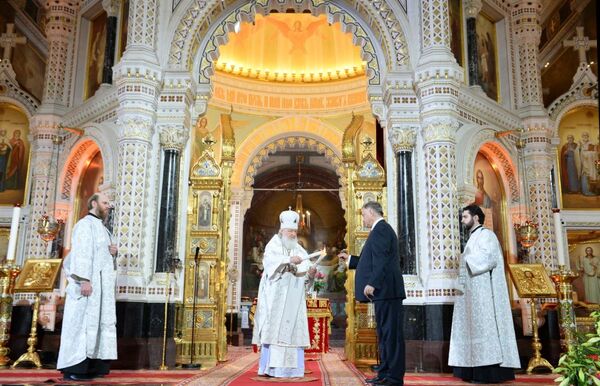 Vladimir Yakunin trao cho Đại giáo chủ Moskva và toàn Nga Kirill đuốc Phục Sinh tại nhà thờ chính tòa Chúa Cứu Thế ở Moskva - Sputnik Việt Nam