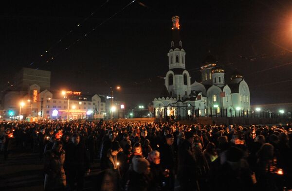 Các tín hữu trong đêm Phục Sinh tại nhà thờ chính tòa Đức Mẹ Kazan ở Chita - Sputnik Việt Nam