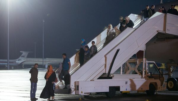 Công dân của Nga và các nước khác bước ra từ chiếc máy bay đã sơ tán họ khỏi Yemen - Sputnik Việt Nam