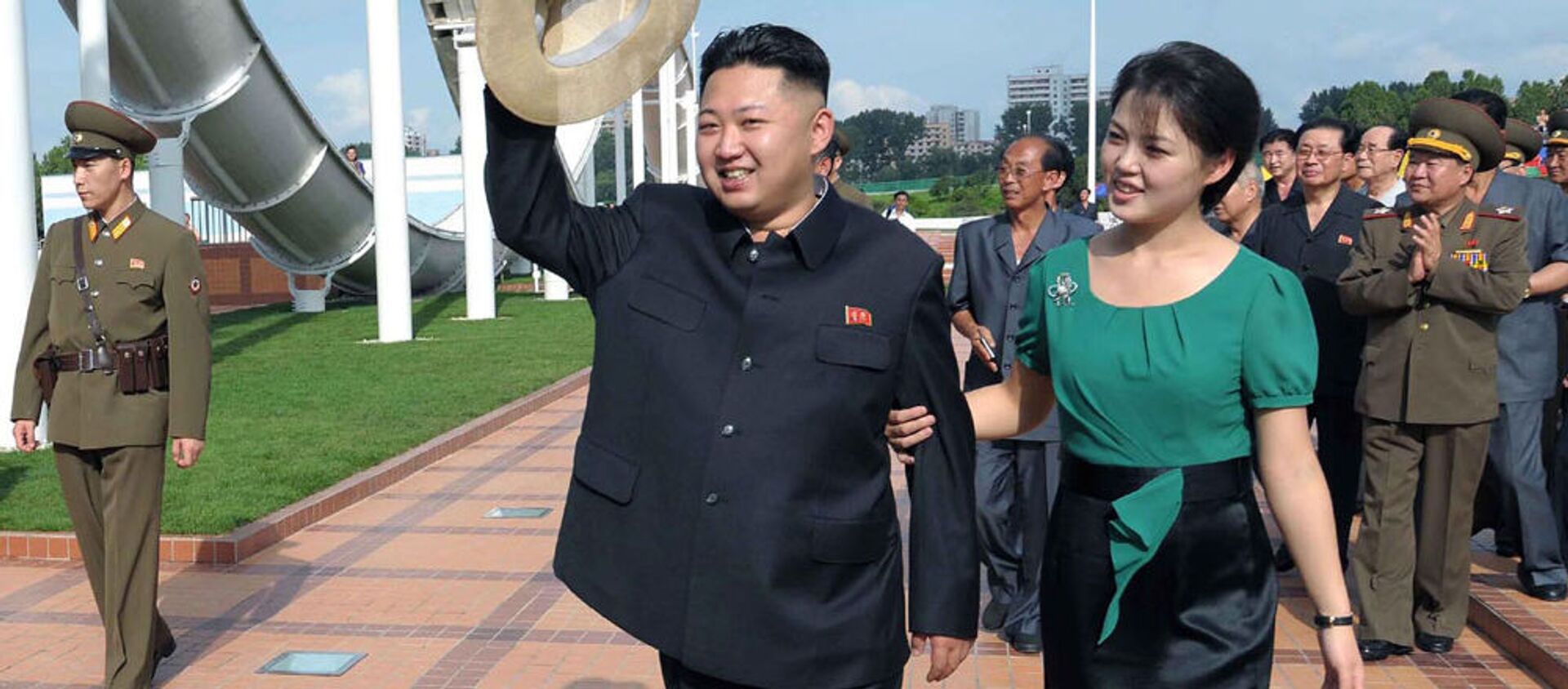 Nhà lãnh đạo Bắc Triều Tiên Kim Jong-un và người vợ - Sputnik Việt Nam, 1920, 02.09.2020