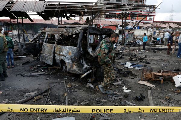 Quân nhân Syria tại hiện trường vụ nổ trạm xe buýt ở thành phố Jableh - Sputnik Việt Nam