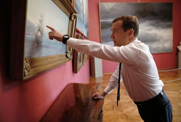 Thủ tướng Nga Dmitry Medvedev trước bức tranh của I.K. Aivazovsky Hạm đội Biển Đen trước cuộc chiến Crưm tại bến Feodosiya” - Sputnik Việt Nam