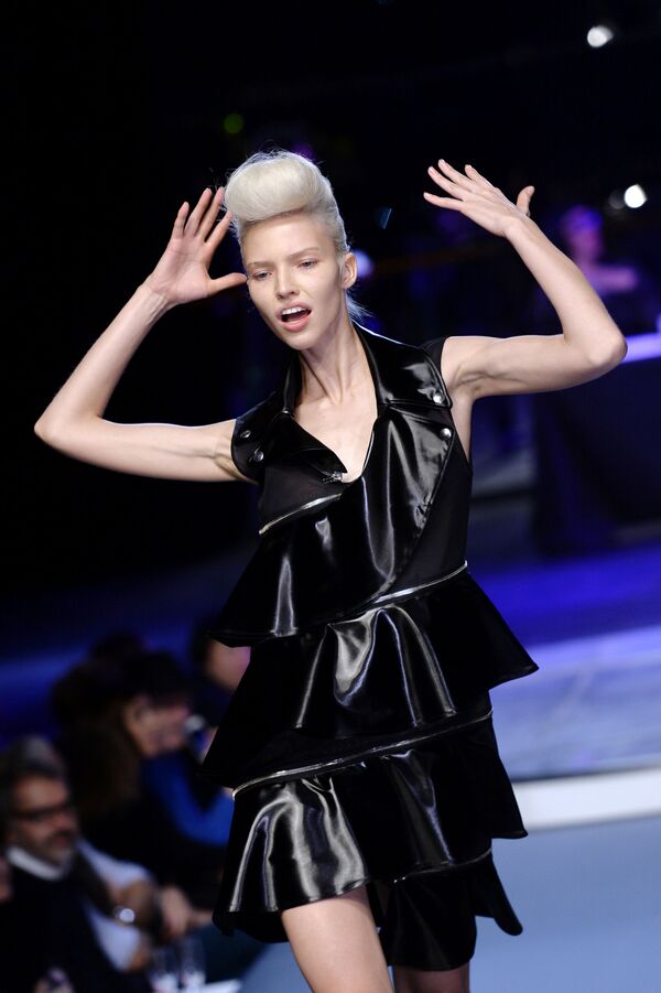Model người Nga Sasha Luss trong  show diễn thời trang của Jean Paul Gaultier - Sputnik Việt Nam