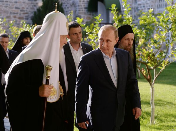 Đại Giáo chủ Matxcơva và toàn Nga Kirill cùng Tổng thống Nga Vladimir Putin trong chuyến thăm Tu viện Panteleimon trên Núi thiêng Athos ở Hy Lạp - Sputnik Việt Nam