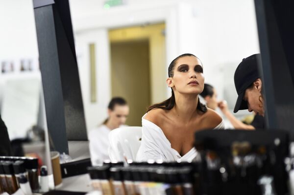 Người mẫu Bella Hadid chuẩn bị cho show diễn Dior ở Anh - Sputnik Việt Nam