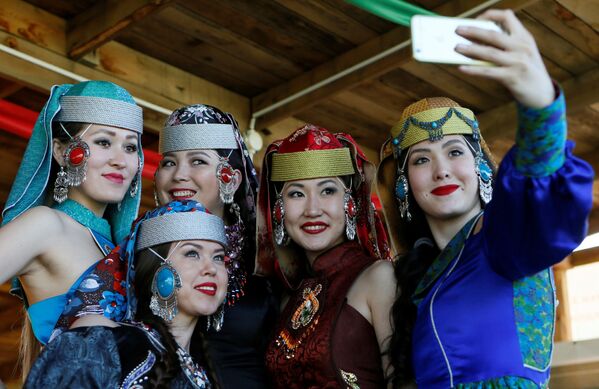 Các cô gái mặc trang phục dân tộc Khakass tạo dáng chụp ảnh tự sướng - Sputnik Việt Nam