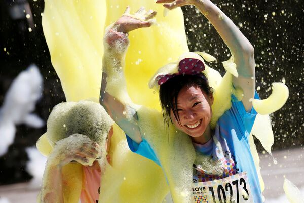 Các thành viên cuộc chạy thi Love Foam Run ở thành phố Tân Trúc của Đài Loan - Sputnik Việt Nam