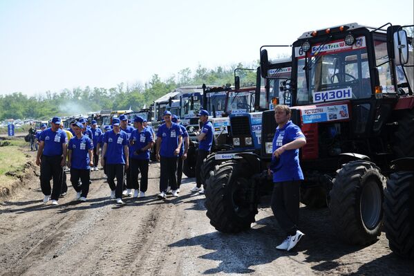 Các thành viên tham gia vòng đua máy kéo Bison-Track-Show 2016 trước khi bắt đầu cuộc thi tài ở trong khu vực Rostov - Sputnik Việt Nam