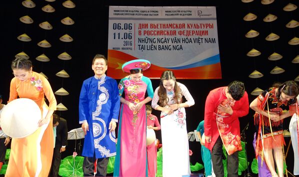 Các nghệ sĩ Việt nam đón nhận những tràng vỗ tay nồng nhiệt không ngớt của khán giả Nga - Sputnik Việt Nam