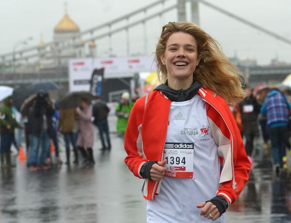 Người mẫu Nga Natalia Vodianova tại chặng đua từ thiện Running Heart ở Moskva - Sputnik Việt Nam