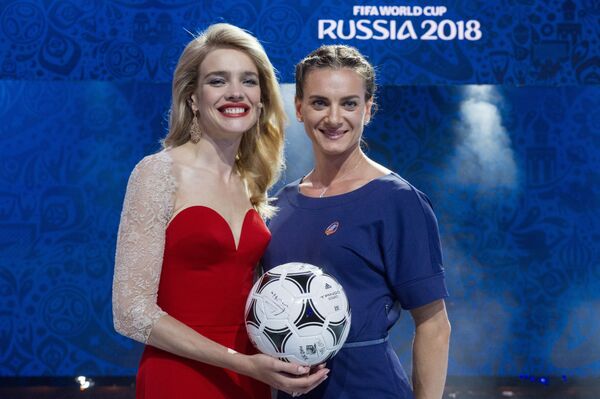 Người mẫu Nga Natalia Vodianova và nữ vận động viên Nga vô địch Olympic ở môn điền kinh Yelena Isinbayeva - Sputnik Việt Nam