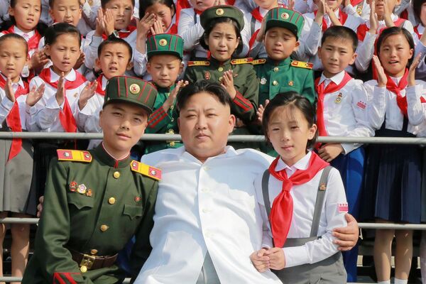Nhà lãnh đạo Triều Tiên Kim Jong-un cùng các trẻ em nhân ngày hội kỷ niệm 70 năm thành lập Liên đoàn thiếu nhi Triều Tiên ở Bình Nhưỡng - Sputnik Việt Nam