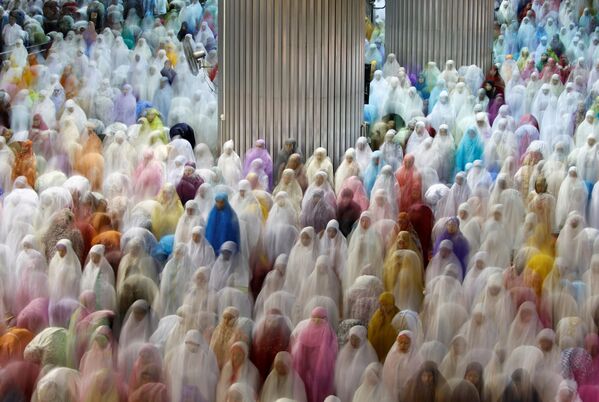 Nữ tín đồ đạo Hồi cầu nguyện trong tháng chay Ramadan tại nhà thờ Hồi giáo Istiqlal ở Jakarta, Indonesia - Sputnik Việt Nam