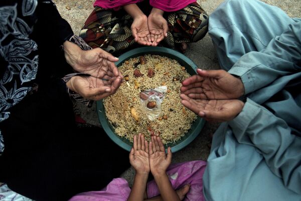 Gia đình cầu nguyện trước bữa ăn trong tháng chay Ramadan ở Karachi, Pakistan - Sputnik Việt Nam