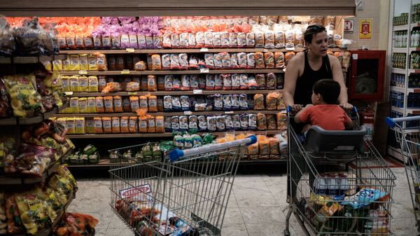 Cô gái và em bé mua hàng trong siêu thị - Sputnik Việt Nam