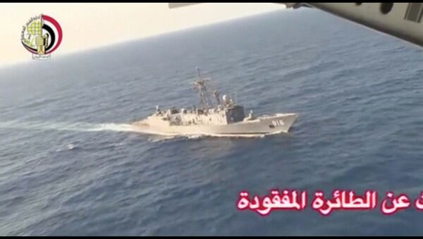 Египетское военное поисковое судно на месте крушения самолета авиакомпании EgyptAir в Средиземном море - Sputnik Việt Nam