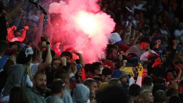 Khán giả theo dõi trận đấu tại bảng B EURO - 2016 giữa Nga và Slovakia - Sputnik Việt Nam