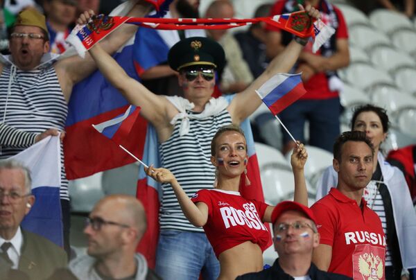 Các cổ động viên Nga trước trận đọ sức vòng bảng của Giải vô địch bóng đá châu Âu – 2016 giữa đội tuyển quốc gia Nga và Slovakia - Sputnik Việt Nam
