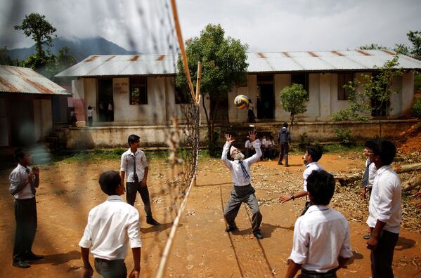 Lão học viên 68 tuổi chơi bóng chuyền trên sân thể thao ở Nepal - Sputnik Việt Nam