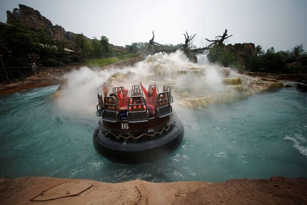 Khách thăm Công viên giải trí Disney Resort ở Thượng Hải - Sputnik Việt Nam