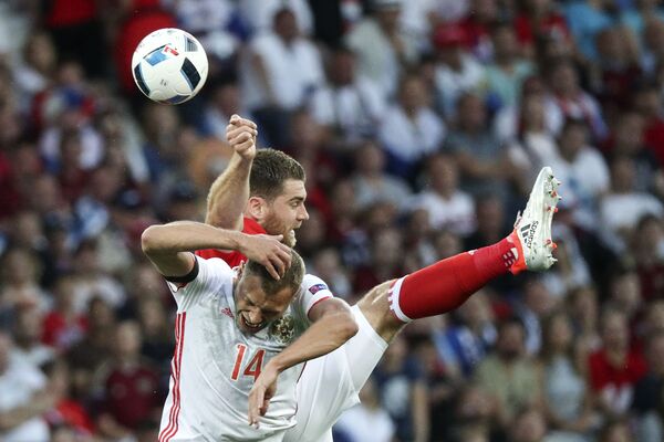 Cầu thủ đội Nga Vasily Berezutski và cầu thủ xứ Wales Sam Vokes trong trận đấu vòng bảng của giải vô địch bóng đá châu Âu - 2016. - Sputnik Việt Nam