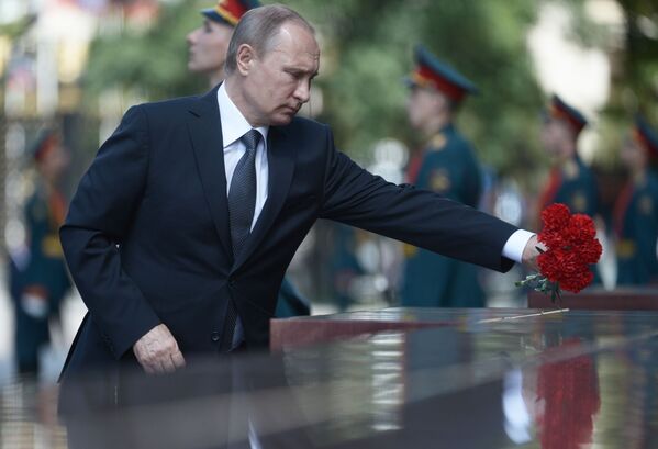 Tổng thống Nga Vladimir Putin đặt hoa cẩm chướng viếng Mộ Chiến sĩ Vô danh trong Vườn Alexandrov - Sputnik Việt Nam