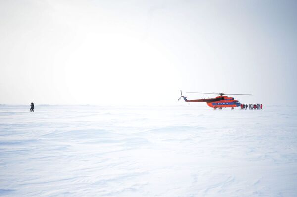 Máy bay trực thăng Nga tại trạm trôi Bắc Cực-2015 - Sputnik Việt Nam