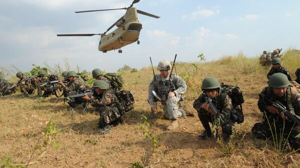 Binh sĩ Philippines và Mỹ trong cuộc tập trận chung trên địa bàn đồn Magsaysay - Sputnik Việt Nam