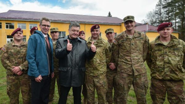 Tổng thống Ukraina Pyotr Poroshenko và các huấn luyện viên quân sự Mỹ - Sputnik Việt Nam