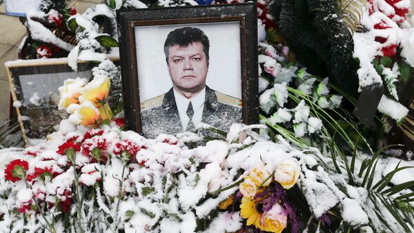 Цветы на фоне портрета погибшего летчика Олега Пешкова во время его похорон в Липецке - Sputnik Việt Nam
