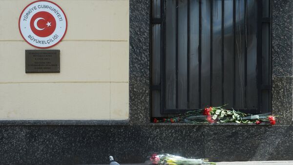 Người dân Matxcơva mang hoa đến Đại sứ quán Thổ Nhĩ Kỳ tưởng niệm nạn nhân khủng bố - Sputnik Việt Nam