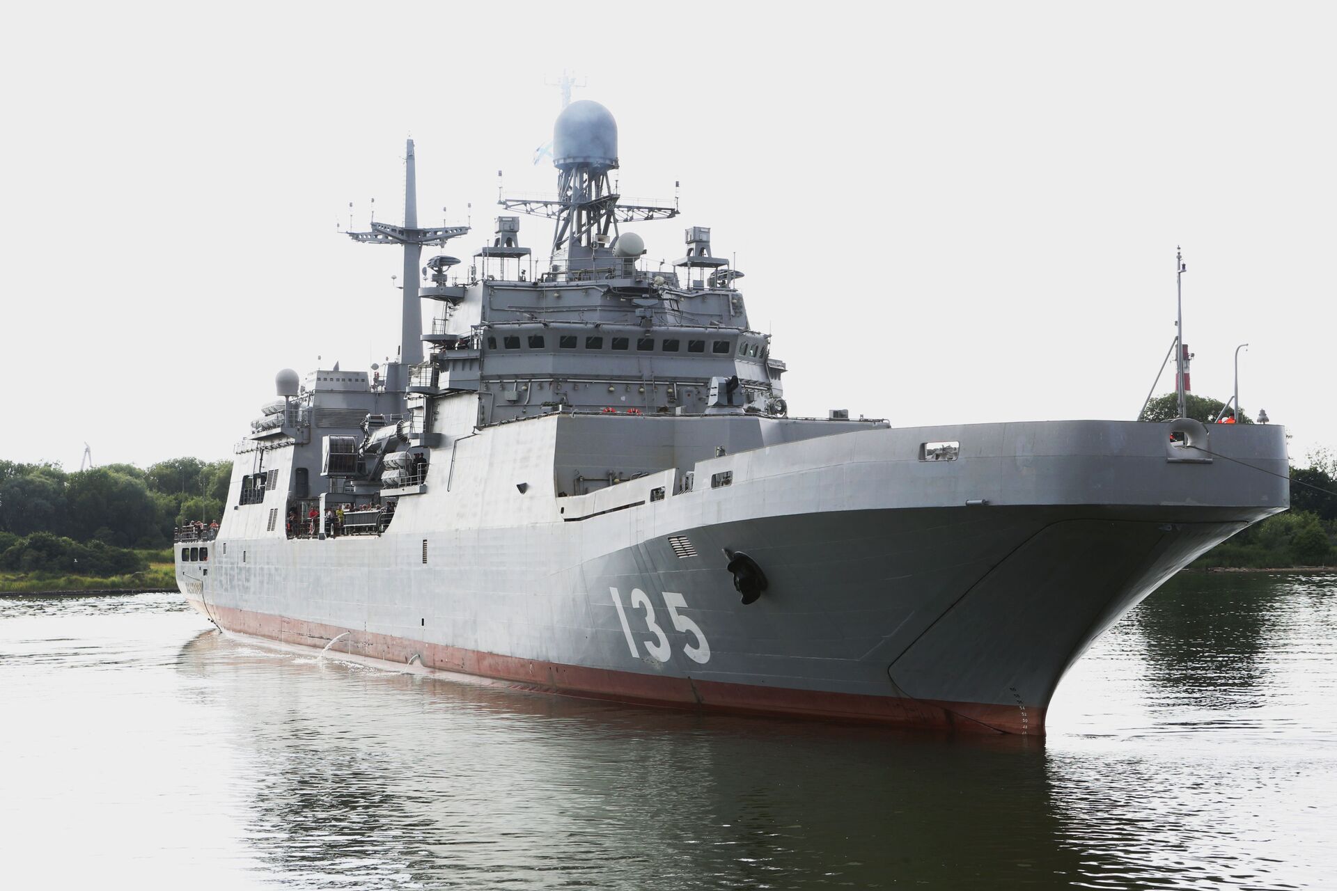 Tàu đổ bộ lớn Ivan Gren của Hải quân Nga cập cảng quân sự Baltiysk sau lần xuất cảng đầu tiên để thử nghiệm trên biển. - Sputnik Việt Nam, 1920, 28.10.2021