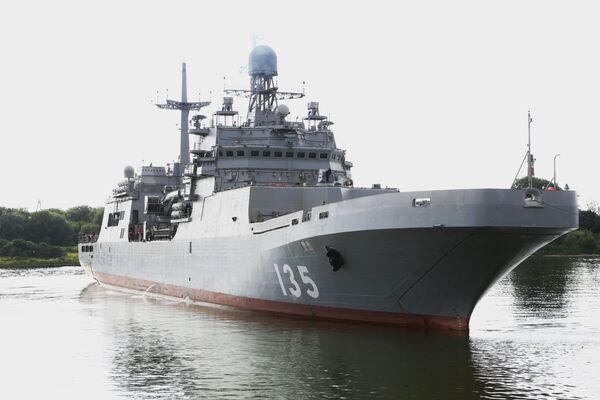 Tàu đổ bộ lớn Ivan Gren của Hải quân Nga cập cảng quân sự Baltiysk sau lần xuất cảng đầu tiên để thử nghiệm trên biển. - Sputnik Việt Nam