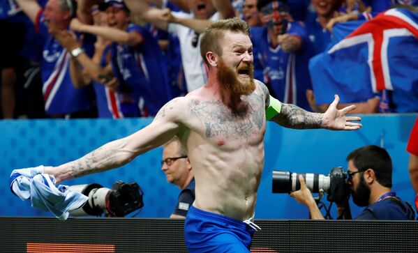 Đội trưởng  bóng đá Iceland Aron Gunnarsson vui mừng chiến thắng đội tuyển Anh tại Euro-2016 ở Pháp - Sputnik Việt Nam
