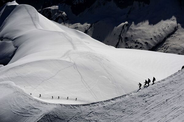 Những người leo núi trong vùng lân cận Mont Blanc  thuộc dãy Alps của Pháp - Sputnik Việt Nam