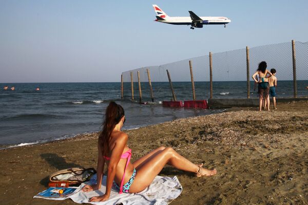 Từ bãi biển theo dõi máy bay British Airways hạ cánh xuống phi trường quốc tế Larnaca - Sputnik Việt Nam