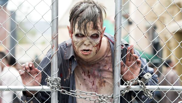 Người đàn ông trong phục trang zombie  bên hàng rào Universal Studios Hollywood ở California - Sputnik Việt Nam